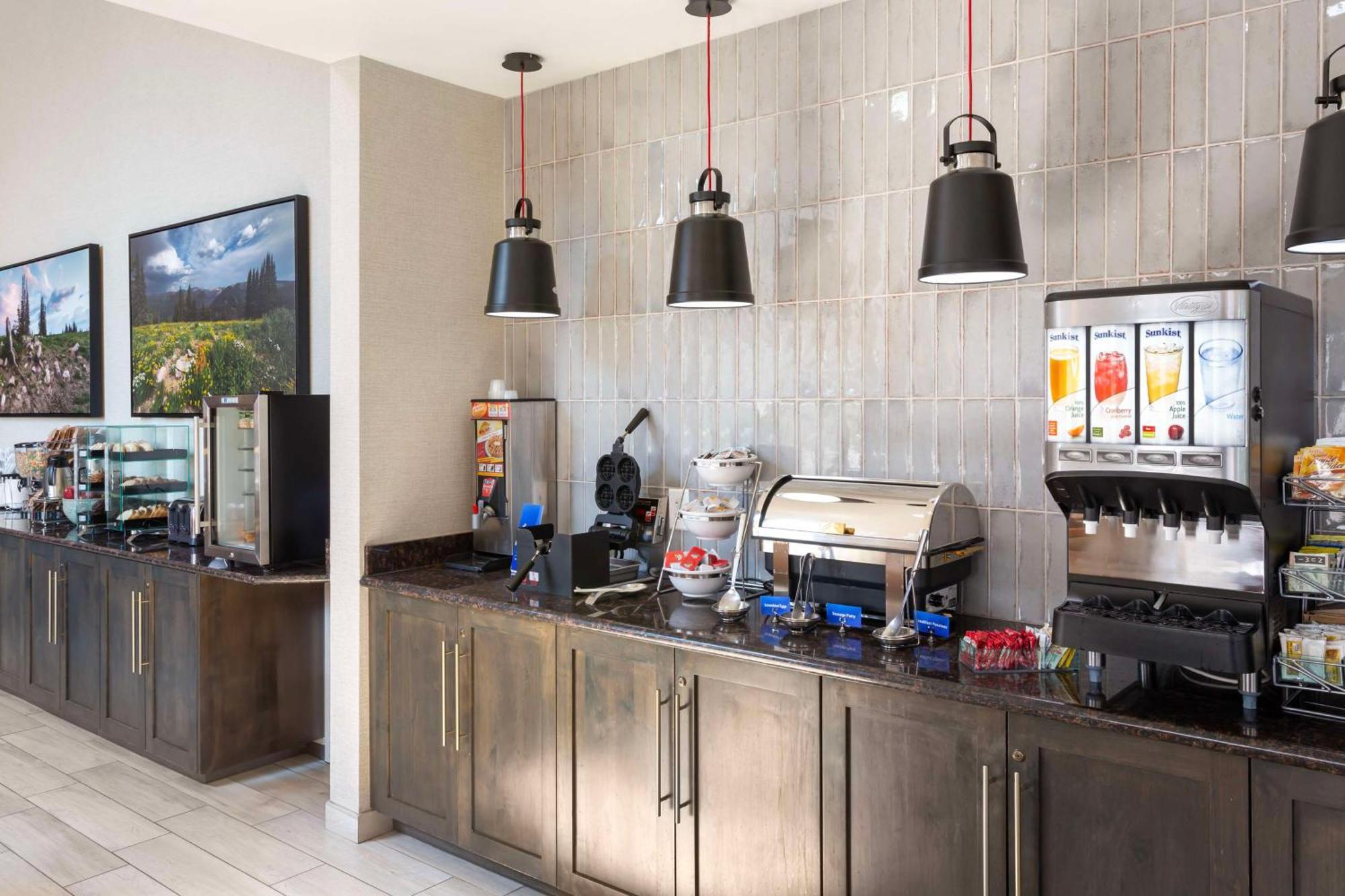 Best Western Holiday Hills Coalville Extérieur photo