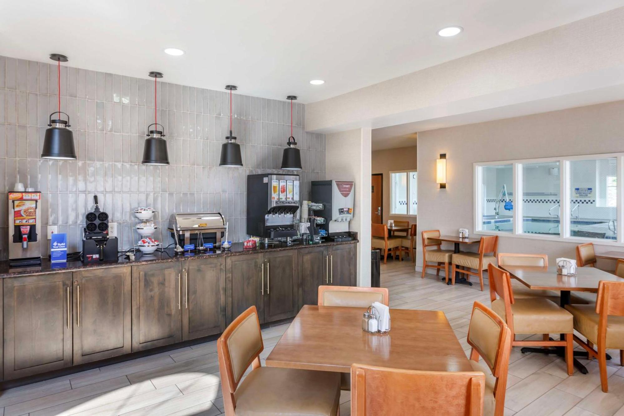 Best Western Holiday Hills Coalville Extérieur photo