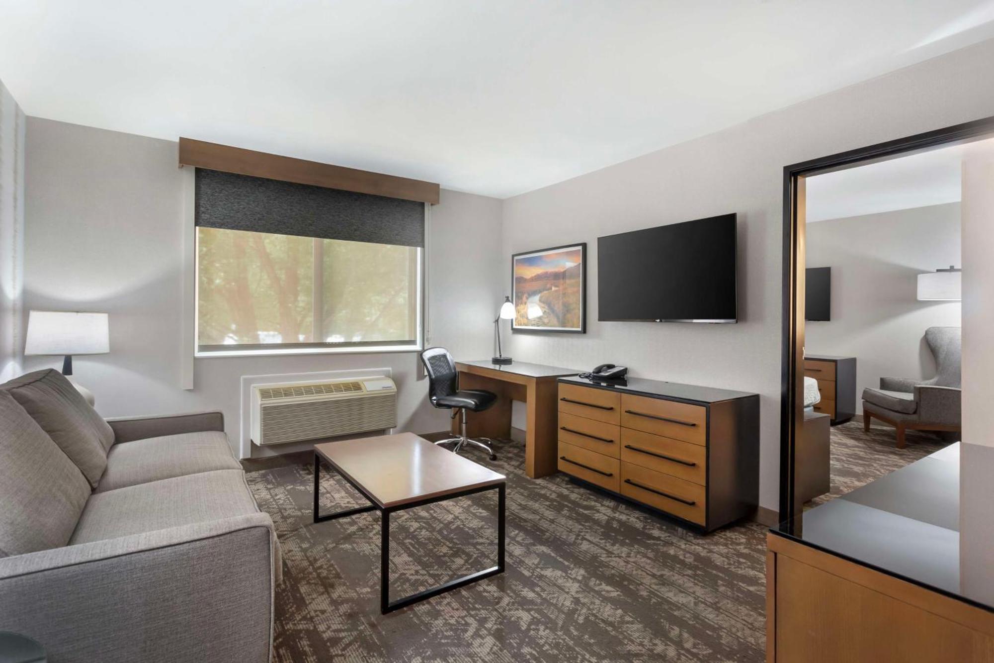 Best Western Holiday Hills Coalville Extérieur photo